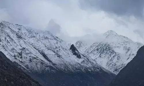 Kashmir के ऊंचे इलाकों में ताजा बर्फबारी Kashmir के ऊंचे इलाकों में ताजा बर्फबारी