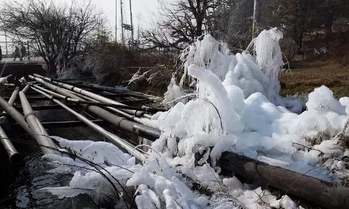 Kashmir में ठंड की चपेट में श्रीनगर, तापमान शून्य से 6.6 डिग्री सेल्सियस नीचे Kashmir में ठंड की चपेट में श्रीनगर, तापमान शून्य से 6.6 डिग्री सेल्सियस नीचे