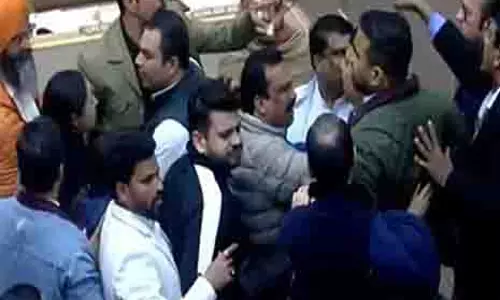 चंडीगढ़: BR अंबेडकर को लेकर कांग्रेस और भाजपा पार्षदों के बीच हाथापाई चंडीगढ़: BR अंबेडकर को लेकर कांग्रेस और भाजपा पार्षदों के बीच हाथापाई