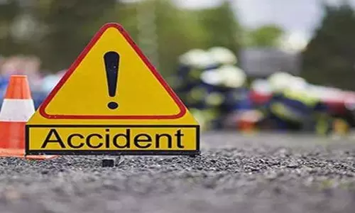 Uttar Pradesh में कार-ट्रक की टक्कर में व्यक्ति की मौत