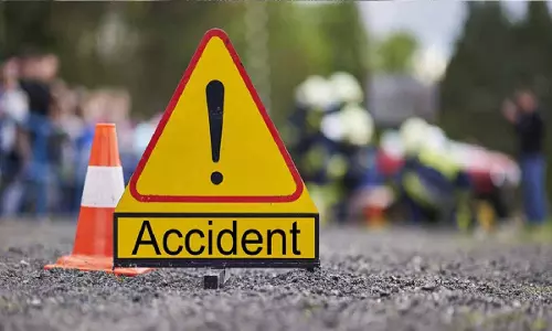 Agra: हादसे के बाद कंटेनर ट्रक ने बाइक सवार दो लोगों को 400 मीटर तक घसीटा, मामला दर्ज Agra: हादसे के बाद कंटेनर ट्रक ने बाइक सवार दो लोगों को 400 मीटर तक घसीटा, मामला दर्ज