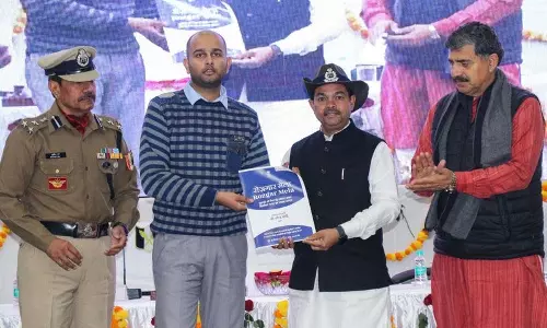 सरकार बांग्लादेश में स्थिति पर करीब से नजर रख रही: Union MoS