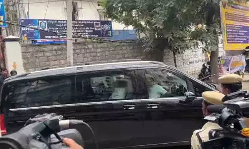 साढ़े तीन घंटे की पूछताछ के बाद Allu Arjun चिक्कड़पल्ली पुलिस स्टेशन से बाहर निकले