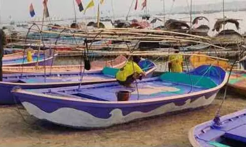 Mahakumbh-2025: नावों की मरम्मत और सौंदर्यीकरण के लिए एक बड़ा अभ्यास जारी Mahakumbh-2025: नावों की मरम्मत और सौंदर्यीकरण के लिए एक बड़ा अभ्यास जारी