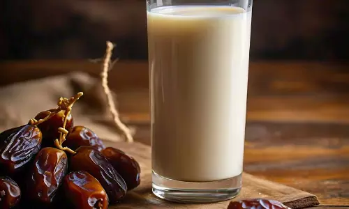सर्दियों में दो खजूर गर्म दूध के साथ खाए