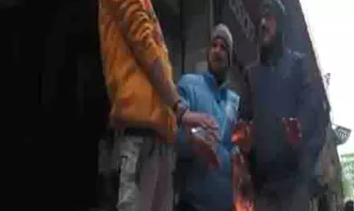 Poonch में तापमान 15 डिग्री सेल्सियस से नीचे, स्थानीय लोग लकड़ी की आग और गर्म चाय का ले रहे सहारा