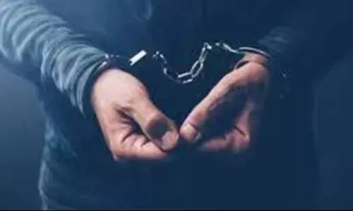 Pulwama: सरकारी अधिकारी पर हमला, दो लोग गिरफ्तार Pulwama: सरकारी अधिकारी पर हमला, दो लोग गिरफ्तार