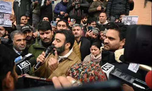 reservation नीति का विरोध : एनसी सांसद और विपक्ष ने सीएम आवास के बाहर प्रदर्शन किया reservation नीति का विरोध : एनसी सांसद और विपक्ष ने सीएम आवास के बाहर प्रदर्शन किया