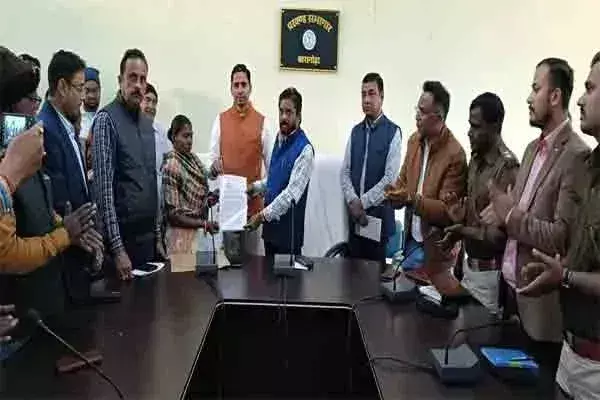 Baharagora: विधायक ने विभिन्न विभागों के अधिकारियों के साथ की समीक्षा बैठक Baharagora: विधायक ने विभिन्न विभागों के अधिकारियों के साथ की समीक्षा बैठक