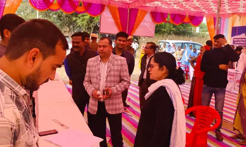 Pratapgarh: मुख्यमंत्री आयुष्मान आरोग्य कैंप का जिला कलेक्टर ने किया निरीक्षण