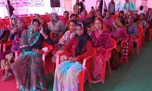 Churu: कृषि उपज मंडी में शिविर आयोजित कर दी योजना की जानकारी