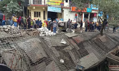 Rudraprayag: निर्माणाधीन पार्किंग ढहने से दो मजदूर घायल