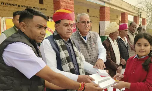 Jaipur: संसदीय कार्य, विधि एवं न्याय मंत्री ने जोधपुर जिले में निःशुल्क टैबलेट वितरण