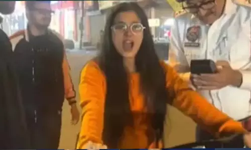 ट्रैफिक नियम तोड़ने पर लड़की ने की शिनचैन की नकल, देखें वायरल VIDEO...