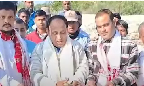 Transport संकट : दिव्यांग व्यक्ति ने माजुली में 800 फीट लंबा बांस का पुल बनाया Transport संकट : दिव्यांग व्यक्ति ने माजुली में 800 फीट लंबा बांस का पुल बनाया