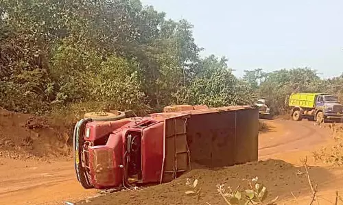 GOA: पिलगाओ रोड पर लौह अयस्क ले जा रहा ट्रक पलटने से दुर्घटना GOA: पिलगाओ रोड पर लौह अयस्क ले जा रहा ट्रक पलटने से दुर्घटना