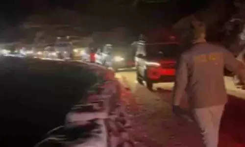 Manali में भारी बर्फबारी के बीच 1,000 से अधिक वाहन फंसे Manali में भारी बर्फबारी के बीच 1,000 से अधिक वाहन फंसे