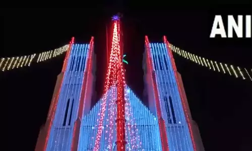 ChristmasEve पर चर्च को क्रिसमस क्रिब्स, सितारों और रोशनी से खूबसूरती से सजाया, VIDEO... ChristmasEve पर चर्च को क्रिसमस क्रिब्स, सितारों और रोशनी से खूबसूरती से सजाया, VIDEO...