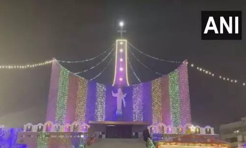 Christmas: कोच्चि में चर्च को रोशनी से जगमगया गया, VIDEO...