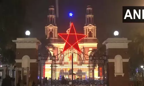 Christmas पर सेक्रेड हार्ट कैथेड्रल चर्च पर लगी रंग-बिरंगी रोशनी, वीडियो...
