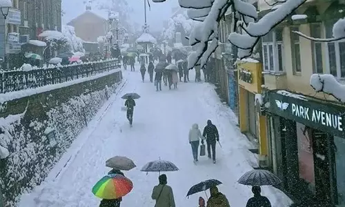 Shimla में बर्फबारी से 273 सड़कें अवरुद्ध, होटलों में 70% तक भीड़ Shimla में बर्फबारी से 273 सड़कें अवरुद्ध, होटलों में 70% तक भीड़