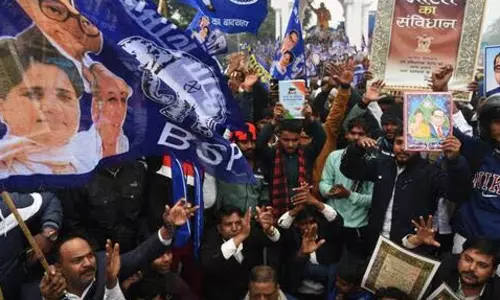 Lucknow : पूरे उत्तर प्रदेश में अंबेडकर पर टिप्पणी के खिलाफ बसपा ने किया प्रदर्शन
