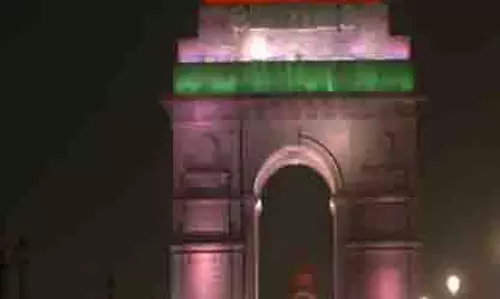 Festive chill: दिल्ली के कुछ हिस्सों में हल्की बारिश, क्रिसमस की पूर्व संध्या पर यातायात बाधित
