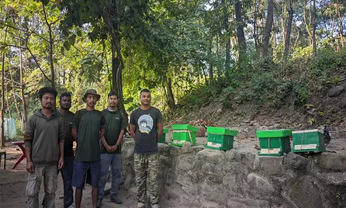 Aaranyak ने मानव-हाथी संघर्ष से प्रभावित लोगों को आजीविका सहायता के रूप में मधुमक्खी-बक्से उपलब्ध कराए Aaranyak ने मानव-हाथी संघर्ष से प्रभावित लोगों को आजीविका सहायता के रूप में मधुमक्खी-बक्से उपलब्ध कराए