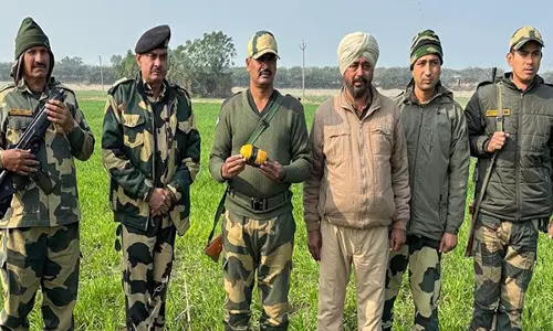 BSF और पंजाब पुलिस ने अमृतसर और तरनतारन सीमा पर हेरोइन और ड्रोन बरामद किया