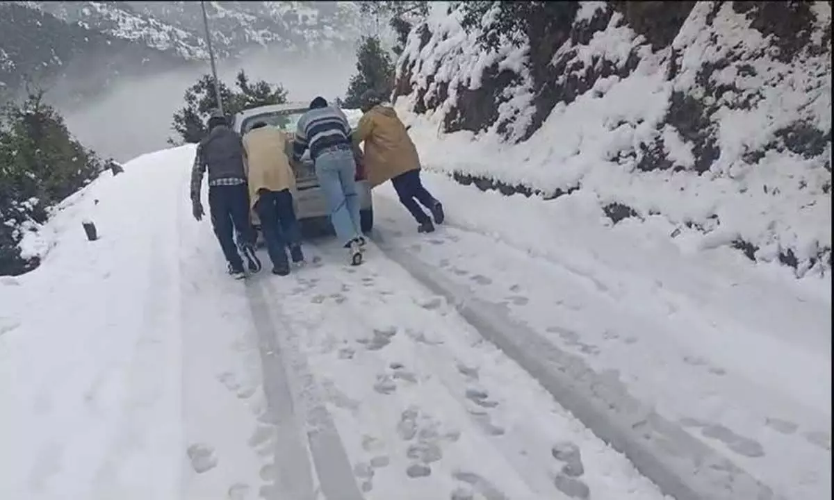 Himachal: बर्फबारी से सिरमौर का ट्रांस-गिरी क्षेत्र ठप्प