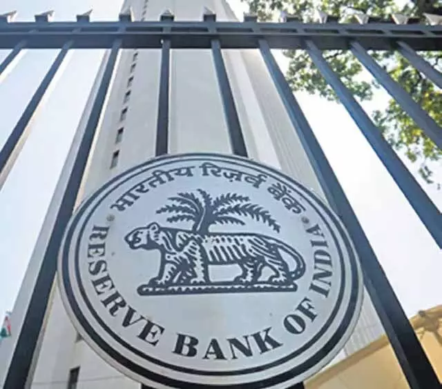 रुपये को सहारा देने के लिए RBI ने अक्टूबर में विदेशी मुद्रा बाजार में 9.28 अरब डॉलर बेचे