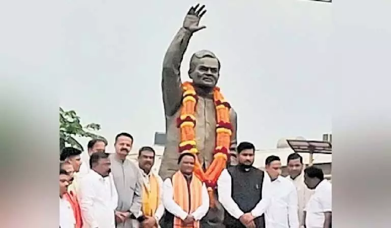 CM Majhi, प्रधान ने अटल बिहारी वाजपेई की प्रतिमा का अनावरण किया