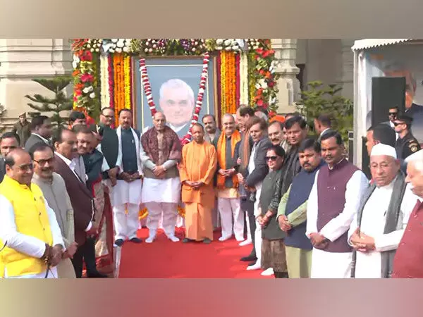 रक्षा मंत्री राजनाथ सिंह, CM Yogi ने अटल बिहारी वाजपेयी को श्रद्धांजलि दी