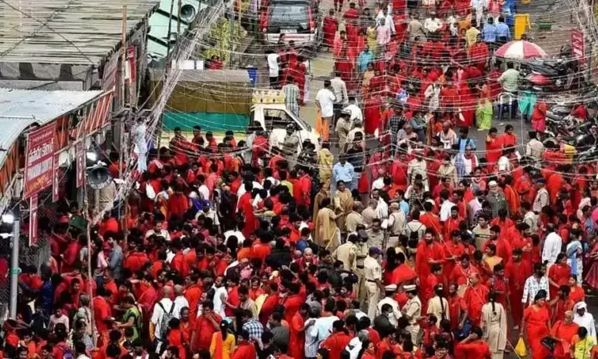 Bhavani दीक्षा के अंतिम दिन के लिए इंद्रकीलाद्री में भक्तों का तांता लगा हुआ है