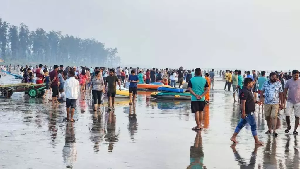 Raigad के समुद्र तटों पर पर्यटकों की भीड़, पर्यटन सीजन का चरम दिन