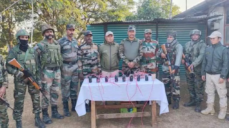 Manipur : सुरक्षा बलों ने चुराचांदपुर में विस्फोटक उपकरण और डेटोनेटर बरामद किए Manipur : सुरक्षा बलों ने चुराचांदपुर में विस्फोटक उपकरण और डेटोनेटर बरामद किए