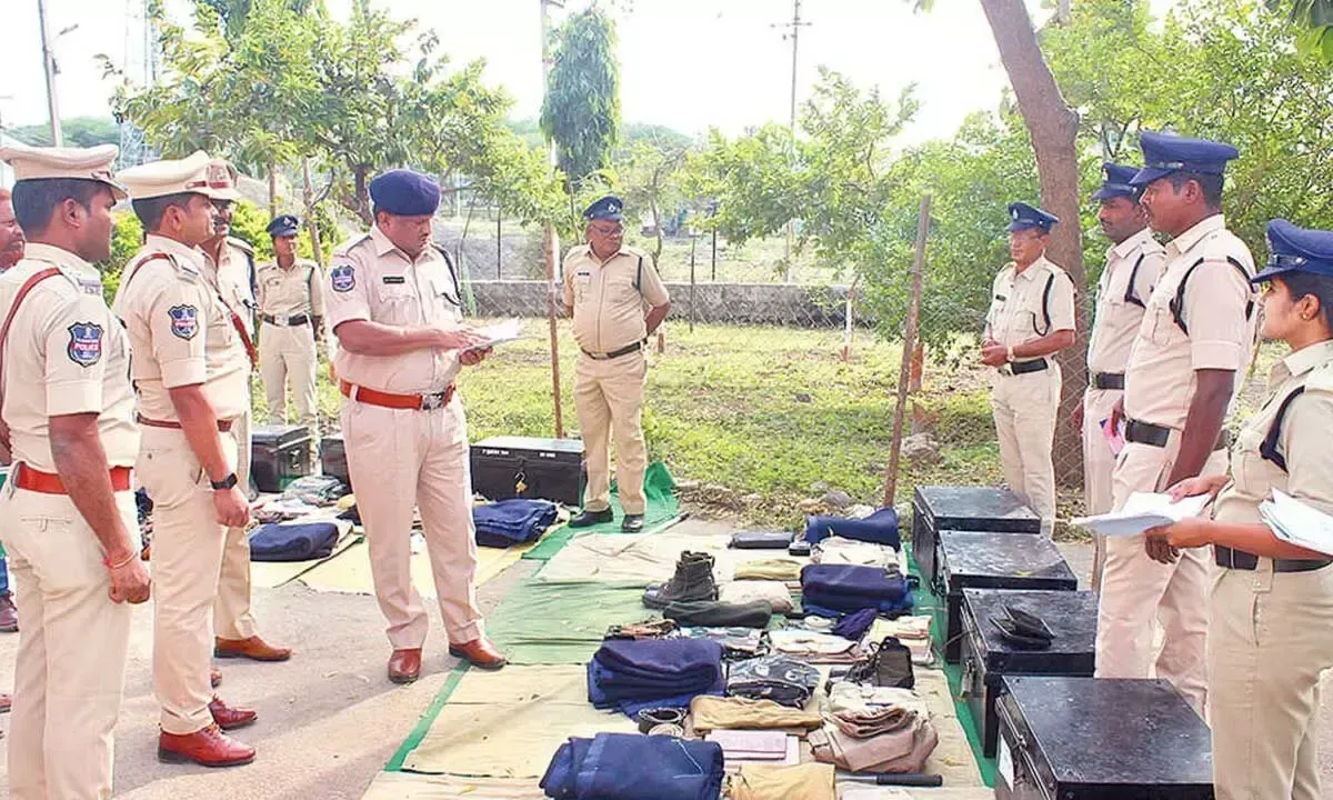 Telangana: जिला पुलिस अधीक्षक ने केरमेरी थाने का निरीक्षण किया