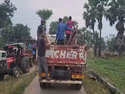 वन विभाग की छापेमारी का ग्रामीणों ने किया विरोध, सागौन लकड़ी जब्त