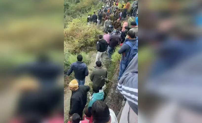 Bus Accident: बस खाई में गिरी, 3 की मौत कई घायल, VIDEO