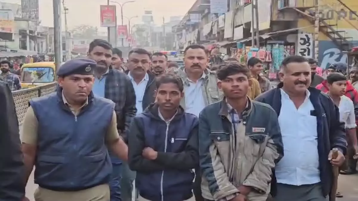 ताबड़तोड़ कार्रवाई: Ambaji Market में दो लुटेरे पकड़े गए, पुलिस ने आरोपियों को निकाला बाहर