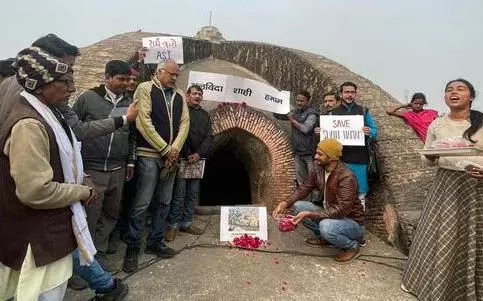 Agra : ‘शाही हम्माम’ को बचाने आगे आये नागरिक, निकाली पदयात्रा