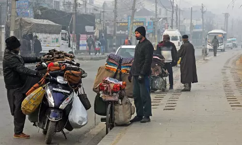 Shopian, Pulwama में हाड़ कंपा देने वाली ठंड से जनजीवन और कारोबार ठप्प
