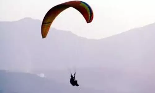 Kangra: खराब मौसम के बावजूद पैराग्लाइडर्स ने बीड़ बिलिंग में उड़ान भरी, करनी पड़ी इमरजेंसी लैंडिंग Kangra: खराब मौसम के बावजूद पैराग्लाइडर्स ने बीड़ बिलिंग में उड़ान भरी, करनी पड़ी इमरजेंसी लैंडिंग