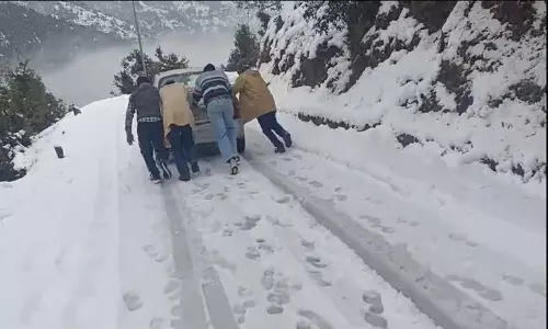 Himachal: बर्फबारी से सिरमौर का ट्रांस-गिरी क्षेत्र ठप्प Himachal: बर्फबारी से सिरमौर का ट्रांस-गिरी क्षेत्र ठप्प