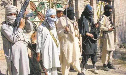 अफगानिस्तान में संदिग्ध पाकिस्तानी तालिबान ठिकानों पर हवाई हमले अफगानिस्तान में संदिग्ध पाकिस्तानी तालिबान ठिकानों पर हवाई हमले