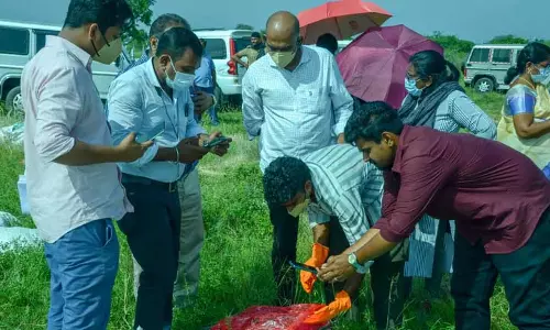 Tamil Nadu: पोंगुपलायम पत्थर खदान में कचरा डंपिंग के खिलाफ किसान ने अनिश्चितकालीन भूख हड़ताल शुरू की Tamil Nadu: पोंगुपलायम पत्थर खदान में कचरा डंपिंग के खिलाफ किसान ने अनिश्चितकालीन भूख हड़ताल शुरू की