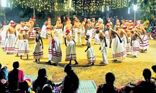 Kerala लोक महोत्सव में दुर्लभ कला रूपों का प्रदर्शन Kerala लोक महोत्सव में दुर्लभ कला रूपों का प्रदर्शन