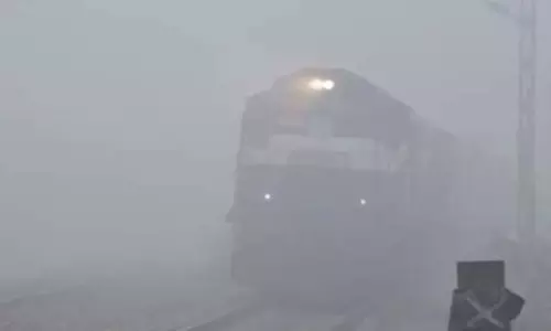 Delhi: दिल्ली में छाया घना कोहरा, वायु गुणवत्ता बेहद खराब, अगले तीन दिनों तक हल्‍की बारिश होने की संभावना