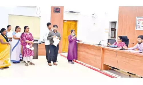 Andhra: कलेक्टर ओ आनंद ने मेडिकल स्टाफ पर जताई नाराजगी Andhra: कलेक्टर ओ आनंद ने मेडिकल स्टाफ पर जताई नाराजगी