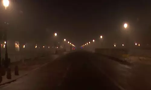 क्रिसमस पर Delhi में घना कोहरा छाया रहा, ठंड बरकरार रहने के कारण AQI गिरकर बेहद खराब हो गया